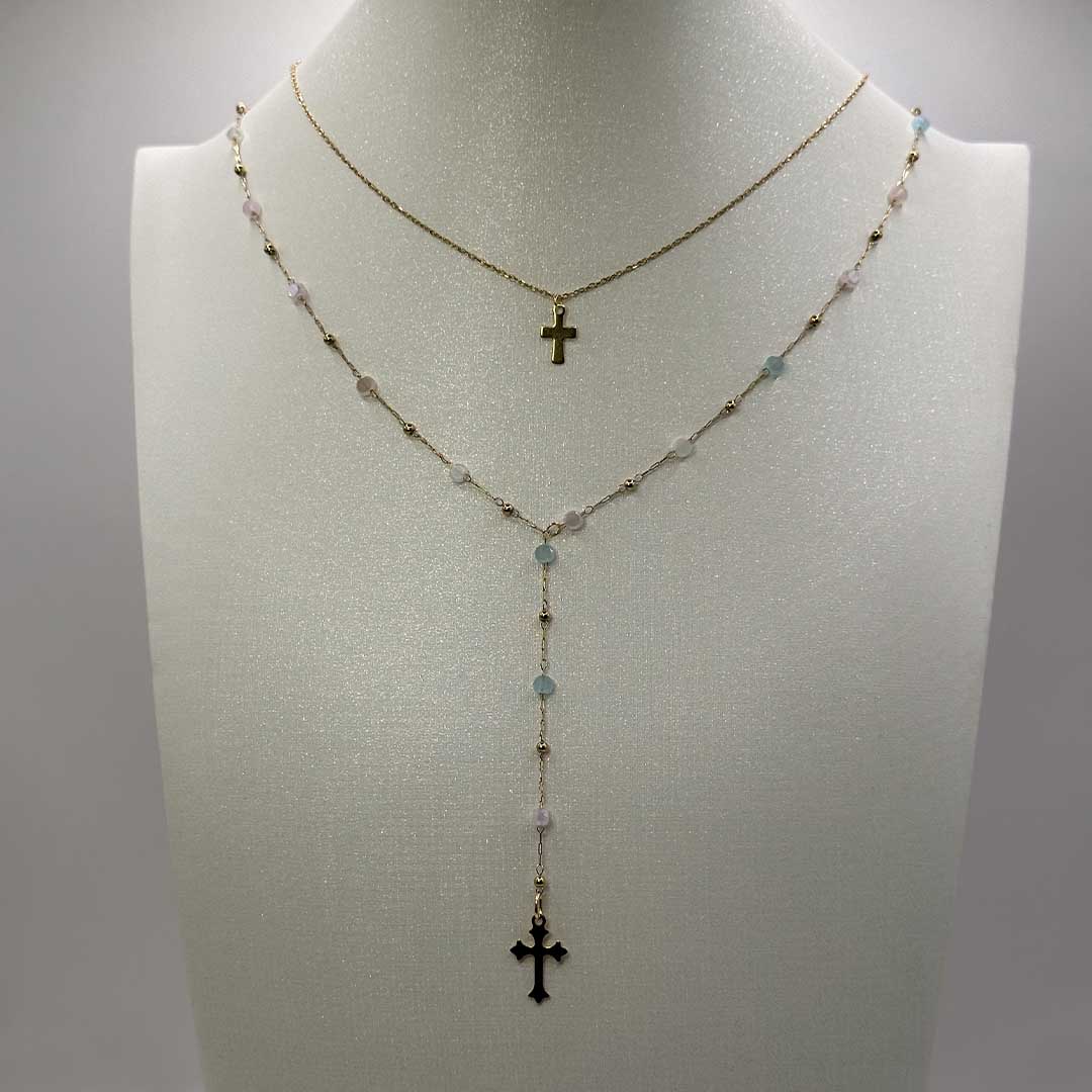 Deux magnifiques colliers dorés en acier inoxydable "Paula" et "mia" sont posés sur une buste blanc qui est lui même devant un fond blanc. C'est une composition de bijoux créé par nos soins.