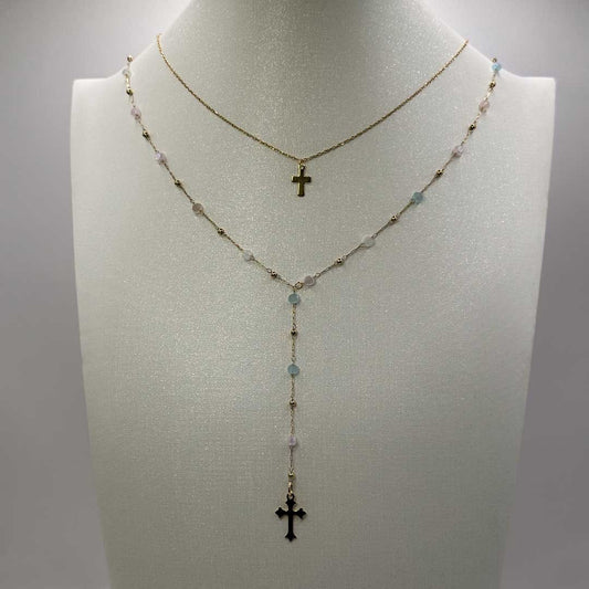 Deux magnifiques colliers dorés en acier inoxydable "Paula" et "mia" sont posés sur une buste blanc qui est lui même devant un fond blanc. C'est une composition de bijoux créé par nos soins.