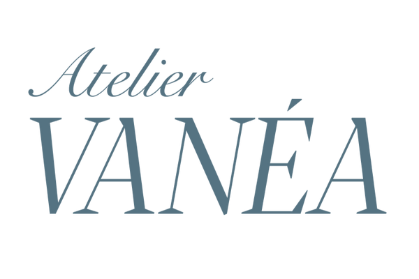 Logo de la marque de bijoux en acier inoxydable Atelier Vanéa. Le logo est de couleur bleu